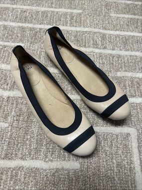 Stuart Weitzman Ladies Beige and Black Ballet Flats